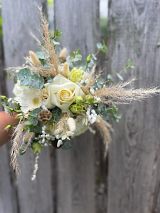 Brautstrauß mit weißen Rosen, weißen Gerbera, Trockengräser, Eukalypthus