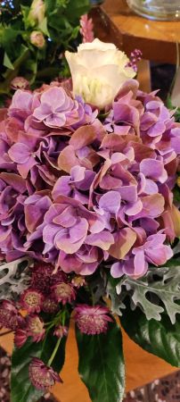 Strauß mit Hortensie, Scabiosa, Silberblatt, Rose