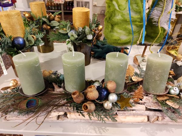 Adventsgesteck, länglich mit 4 Kerzen und Pfauenfedern