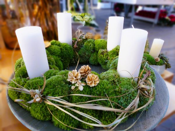 Adventskranz mit Bollenmoos, 4 weiße Kerzen