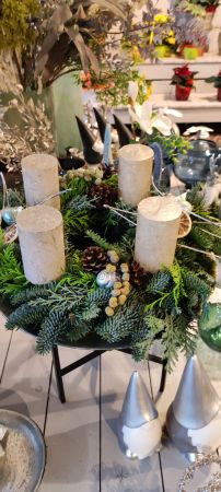 Adventskranz mit Ständer, 4 Kerzen, weiß