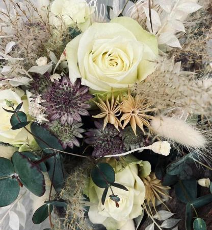 runder Brautstrauß mit weißen Rosen, Nigella, Hasenschwanz, Eukalypthus, Trockenmaterialien