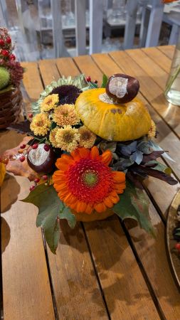 Kürbis gesteckt mit Gerbera