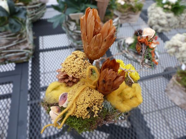 Gesteck zum Totensonntag mit Trockenmaterial, Schafgarbe, Protea, Filzband
