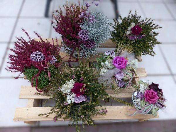 Gestecke zum Totensonntag mit Heide, Stacheldraht, Wachs-und Seidenrosen