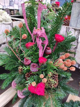 gesteckte Schale, groß, mit echter Tanne, gefärbte Mohnkapsel zum Totensonntag