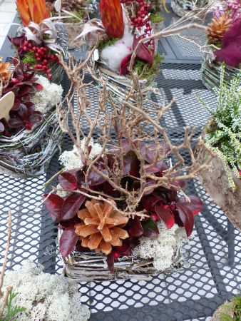 Korb bepflanzt mit Scheinbeere und Dekoration zum Totensonntag