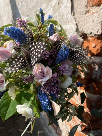 Strau&szlig; mit Muscari, verzweigte Rosen, Perlhuhnfedern