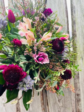 Strau&szlig; mit Ranunkeln, Muscari, Scabiosen, Tulpen