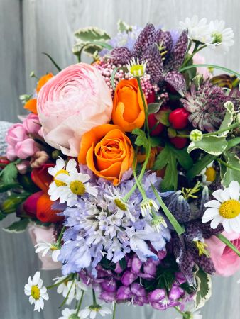 Strau&szlig; mit Rosen, Ranunkeln, Scabiose, Kamille