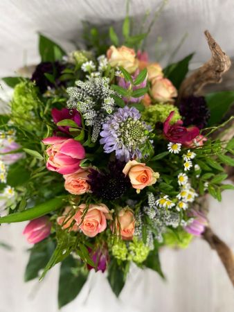 Strau&szlig; mit Tulpen, Muscari, verzweigte Rosen, Scabiose