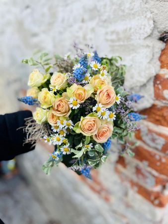 Strau&szlig; mit verzweigten Rosen, Muscari, Kamille