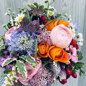Brautstrauß mit Miniiris, Ranunkeln, blauen Scarbiosen, Rosen, Bartnelken, Kamille