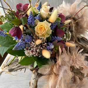 Brautstrauß mit Muscari, Lenzrosen, gelben Rosen, Trockengräsern