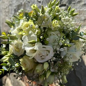 Brautstrauß mit weißen Rosen, weißen Eustoma, Schleierkraut, Eukalypthus