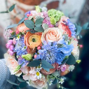 Brautstrauß mit blauen Scarbiosen, Nigella, rosa Ranunkeln, rosa Rosen, Kamille