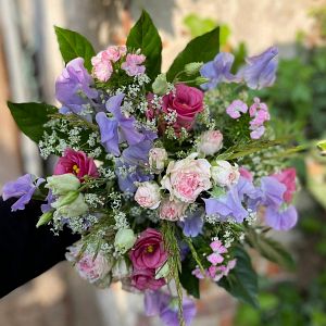 Brautstrauß mit blauen Wicken, Bartnelken, verzweigten Rosen, Eustoma, Gräsern