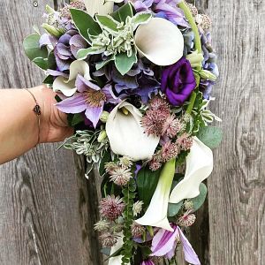 fließender Brautstrauß mit Calla, Hortensie, Eustoma, Sterndolde, Clematis