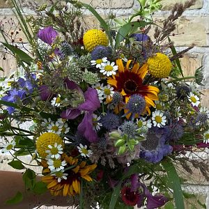 runder Brautstrauß mit Disteln, Kamille, Clematis, Trommelstöckchen, Sonnenaufgang