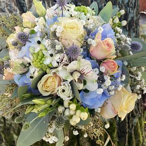 runder Brautstrauß mit Hortensien, Rosen, Eustoma, Alstro, Milchstern, Johanniskraut
