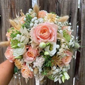 runder Brautstrauß mit Rosen, Eustoma, Disteln, Schleierkraut, versch. Trockenblumen