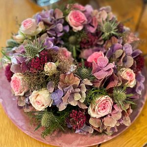 Blütenkranz mit Hortensie, Distel, rosa Röschen
