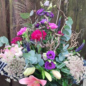 Strauß mit Gerbera Culy, Lilien, Veronica, lila Eustoma, Kerbel, Pfauenfeder