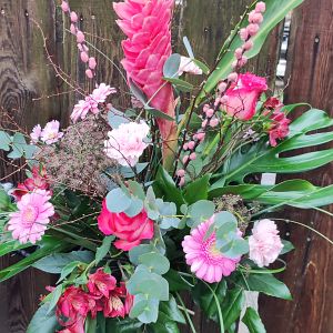 pinker Strauß mit Ingwerblüte, rosa Germini, Rosen, Alstromeria