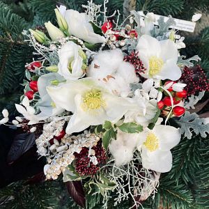 runder Brautstrauß mit Christrosen, Baumwolle, weißen Eustoma, Silberblatt, Hypericum,Skimie