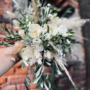 Brautstrauß mit weißen Rosen, Distel, Olivenzweige, Trockengräser