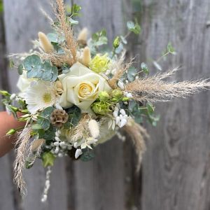 Brautstrauß mit weißen Rosen, weißen Gerbera, Trockengräser, Eukalypthus