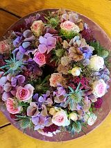 Blütenkranz mit Hortensie, Rosen, Disteln