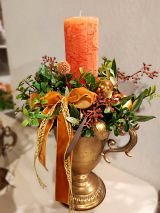 Adventsgesteck mit einer Kerze, orange