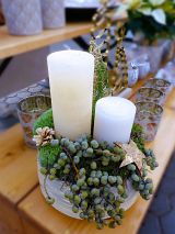 Adventsgesteck mit 2 dicken, weißen Kerzen unterschiedlicher Größe