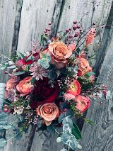 Brautstrauß mit roten und lachsfarbenen Rosen, Nigella, rosa Ranunkeln, Eukalypthus, Waxflower