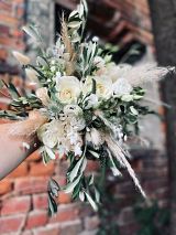 Brautstrauß mit weißen Rosen, Distel, Olivenzweige, Trockengräser