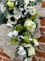 fließender Brautstrauß mit weißen Rosen, weißen Eustoma, weißen Anemonen, Eukalypthus, Schneeball, Sterndolde