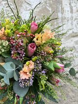 Strau&szlig; mit Eukalyptus, gefranste Tulpen, Eustoma, Flieder