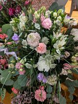 Strau&szlig; mit Fresien, Germini, Eustoma, Scabiose, Eukalyptus