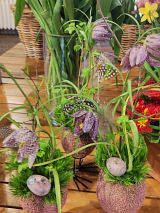 mit Fr&uuml;hlingsblumen gesteckte Ostereier